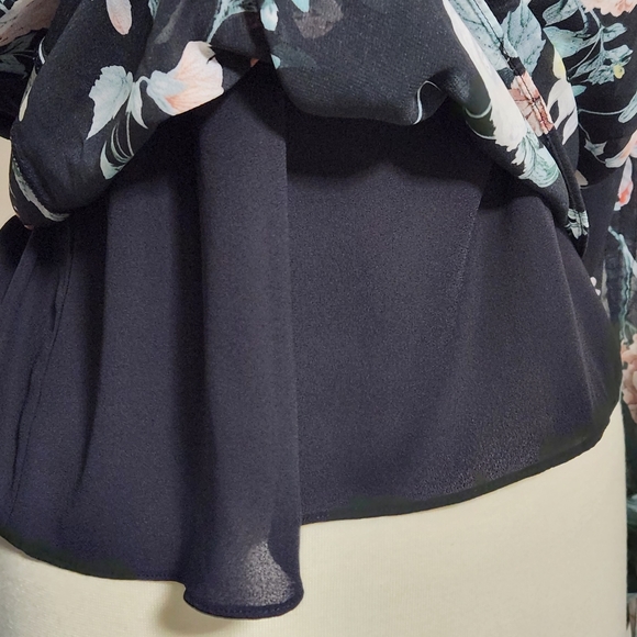 Vince Camuto Black Floral Blouse Size Medium - Picture 3 of 7